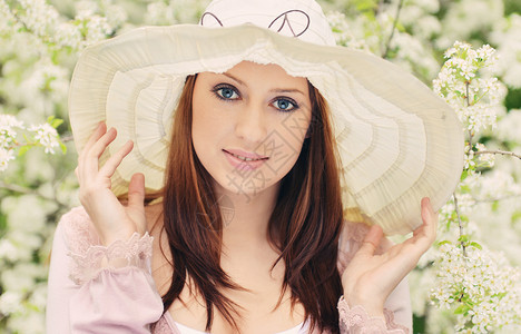 春季画像女性皮肤晴天帽子眼睛太阳花朵女孩公园黑发背景图片