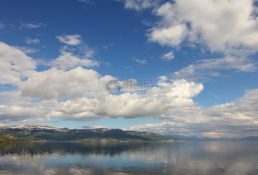 挪威景观挪威风景反射岩石游客沉思池塘蓝色天空戏剧性天气图片