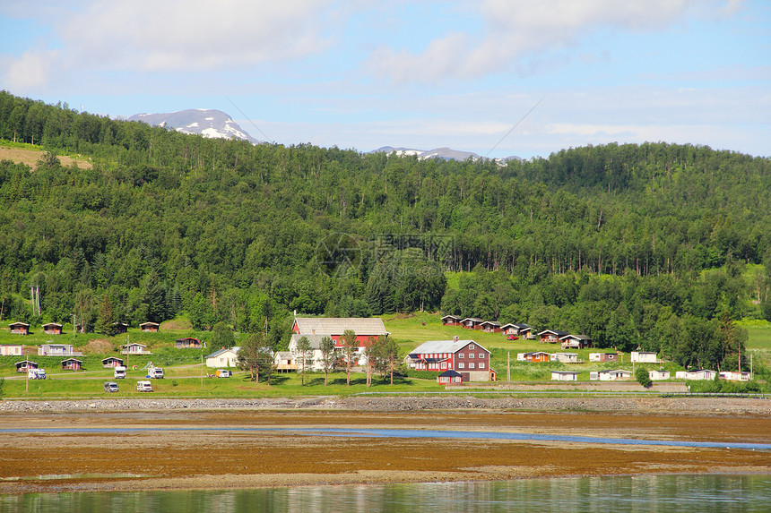 Fjord海岸的村庄游客农村岩石反射气氛旅行峡湾蓝色天空风景图片