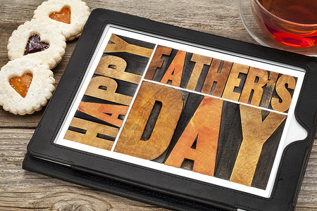 快乐的父亲日凸版身份印版白色木头药片背景图片