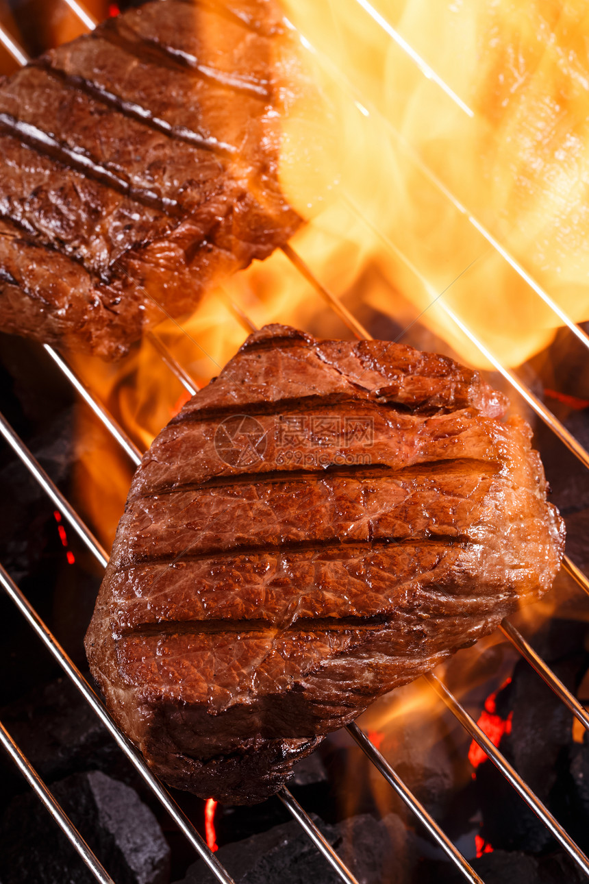 烤肉架上的牛排红肉肉质服务牛扒美味食物倾斜食谱饮食烹饪图片