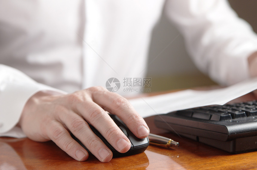 手放在键盘旁边的计算机鼠标人士商务经理合同工作作业报告男性电脑家庭图片