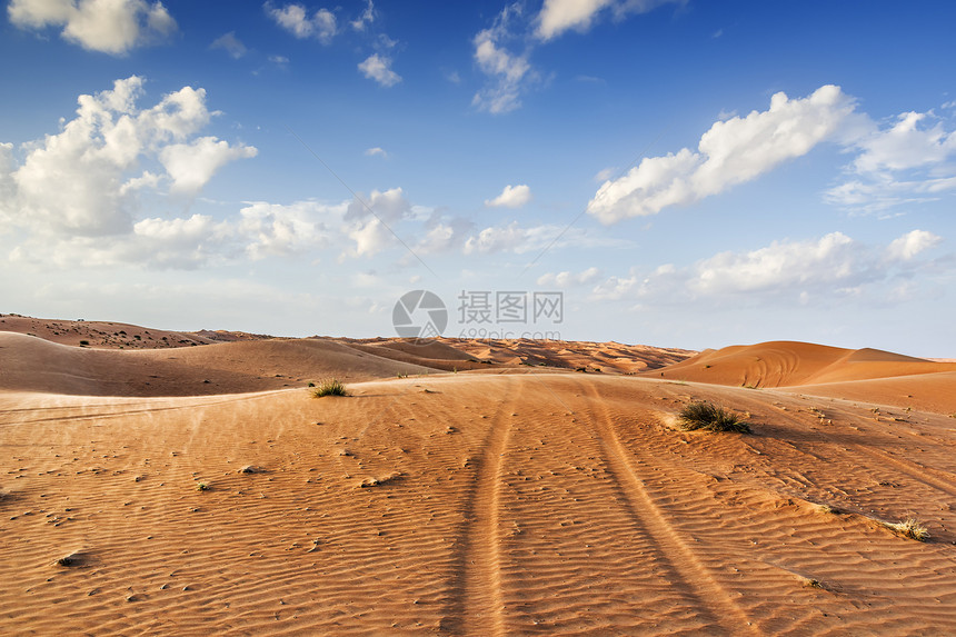 瓦希巴阿曼沙漠旅行沙丘小径天空旱谷蓝色痕迹假期曲目图片