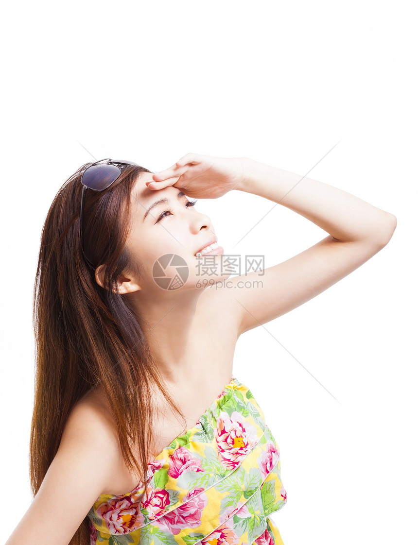 青年女子举手遮晒阳光图片