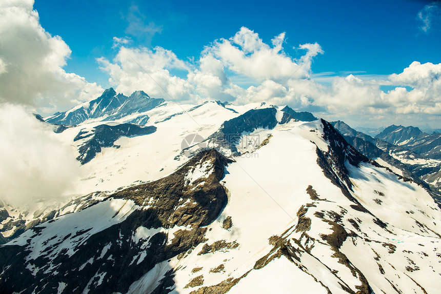 全景岩石顶峰爬坡高山首脑石头远足风景冰川游客图片