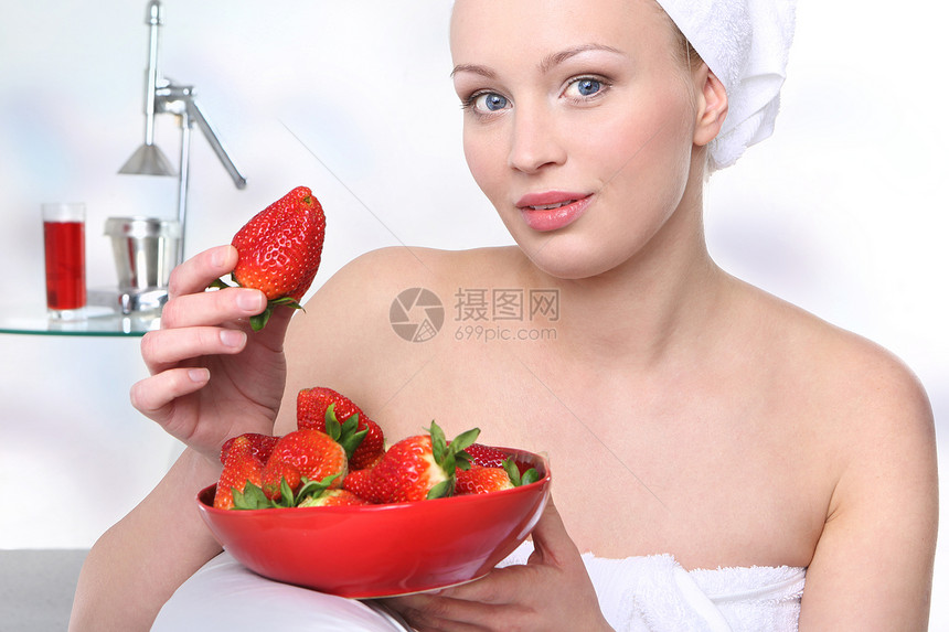 草莓妇女图片
