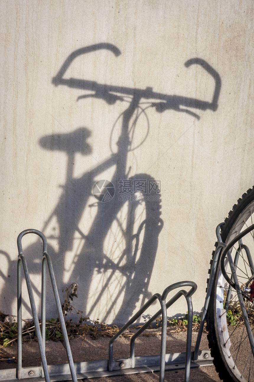 山地自行车影子图片