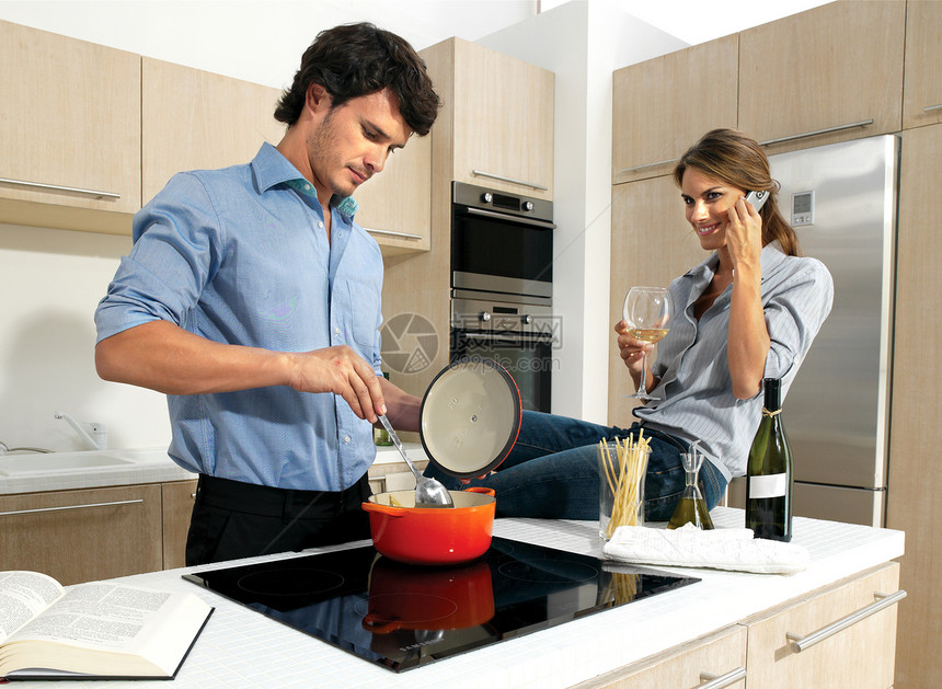 成熟的情侣房子男性夫妻玻璃丈夫快乐烹饪微笑生活婚姻图片