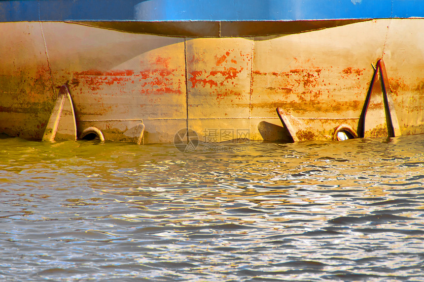 一艘油轮运输阳光微光游泳内河渡船湿度船只货轮波浪图片