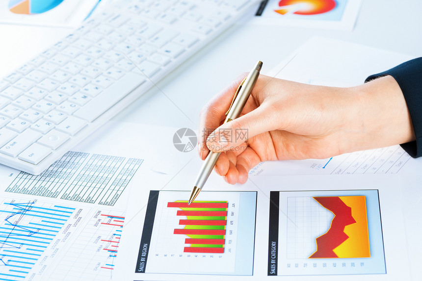 指向财政增长图的女手手指议程营销合作职业审查图表简报文档办公室图片