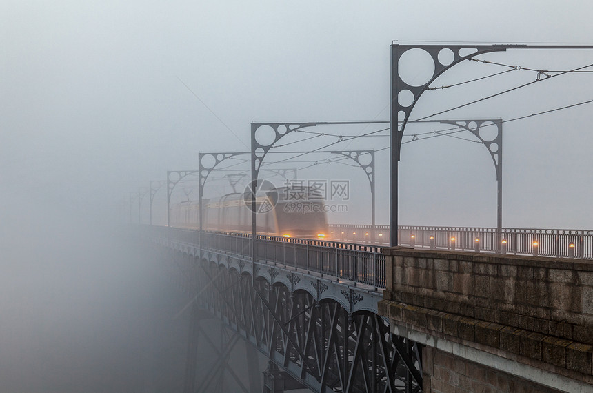 晨雾天气海峡铁路爬坡旅行栅栏建筑学城市电缆薄雾图片