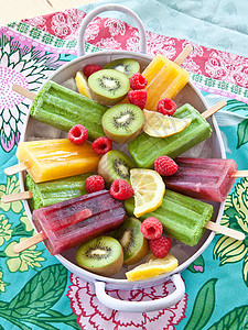 多彩多彩的冰柱 有新鲜水果冰淇淋汽水绿色果味奇异果糖果浆果茶点冰棒托盘背景图片