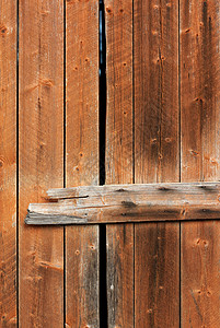 古旧的有风气的木制谷仓门背景图片