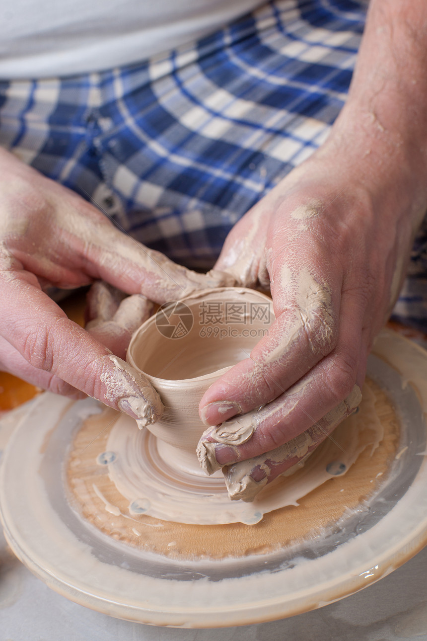 陶匠的手工艺手工业专注工作杯子黏土血管女士模具压力图片