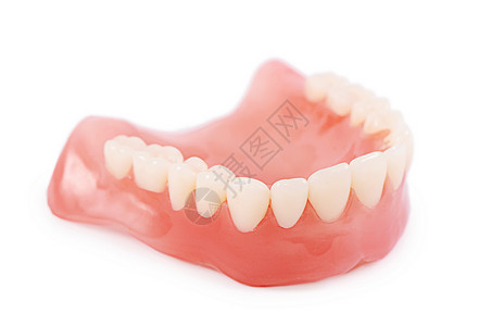 白色背景上隔离的一组假牙塑料生产假体牙医保健实验室抛光微笑医生假肢背景图片