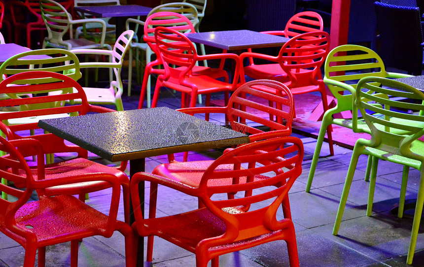 空空街头咖啡厅露天餐厅桌子椅子咖啡馆长凳酒吧图片