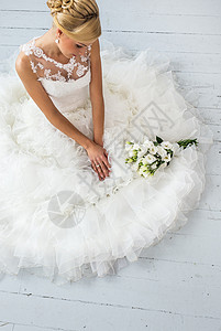 婚礼 美丽的新娘头发衣服教会花束地面女孩金发女郎微笑裙子庆典成熟高清图片素材
