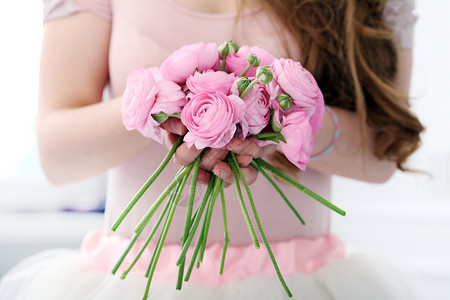 桌子上美丽的花束庆典成人花朵女士裙子女孩衣服婚礼玫瑰新娘背景图片