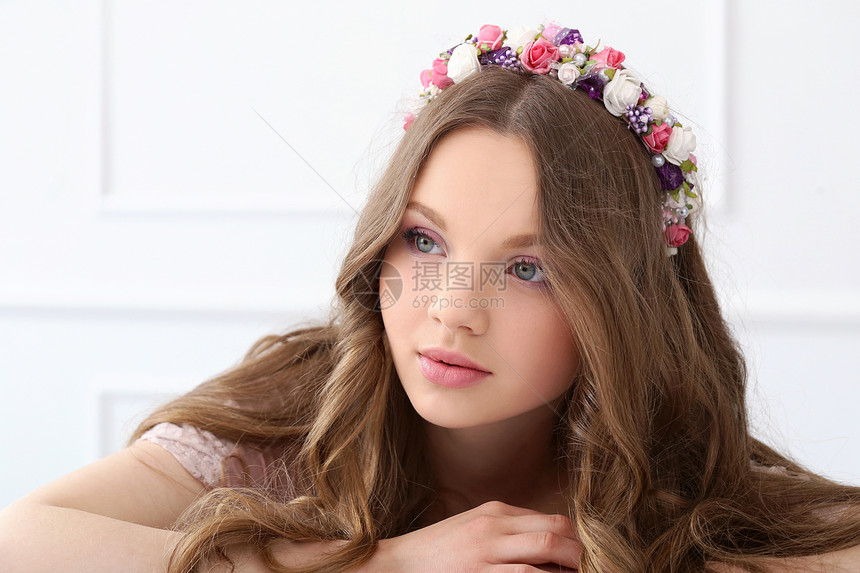 美丽的女孩头顶有花朵的美丽女孩发型头发青年口红优雅睫毛膏眼睛幸福女性衣服图片