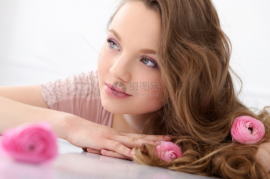 有花的美丽女孩青少年女士口红房子成人头发微笑优雅玫瑰发型图片