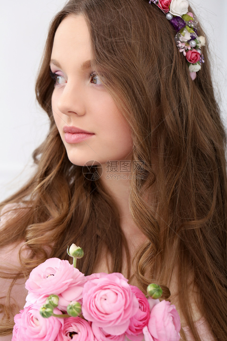 有花的美丽女孩女性眼睛成人青少年头发裙子优雅女士衣服玫瑰图片