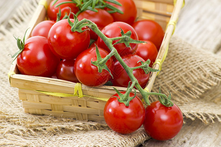 樱桃番茄篮子藤蔓西红柿蔬菜沙拉食物背景图片