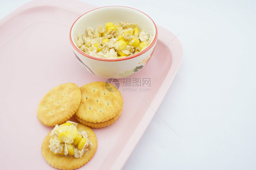 混合玉米燕麦和加在饼干上的甜奶粉图片