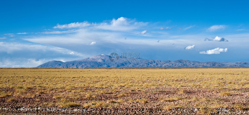 西北阿根廷萨利纳斯大荒漠景观沙漠山链工厂盐矿盐滩国界山脉高山天空泥滩图片