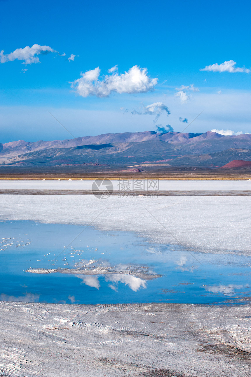 在阿根廷的萨利纳斯格兰德 安第斯山地是Jujuy的一个盐沙漠盐滩沙漠地形极端高山高原山链盐沼工厂泥滩图片