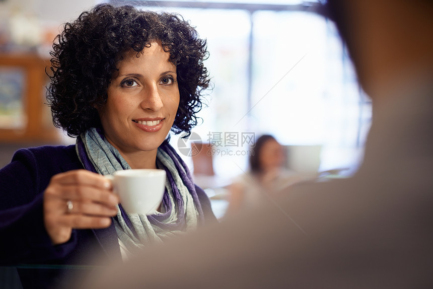 和女人一起喝咖啡的酒吧里的人餐厅女士人士杯子闲暇黑发饮料生意人成人商务图片