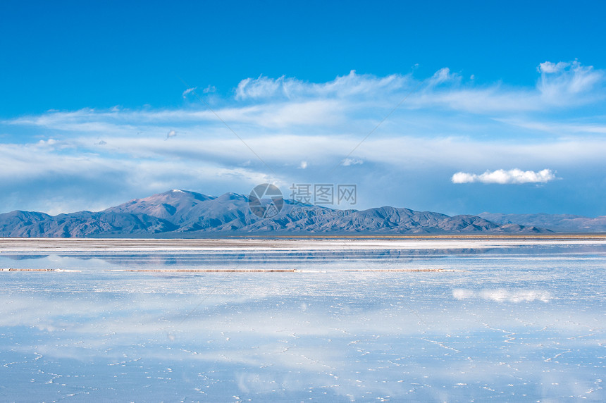西北阿根廷萨利纳斯大荒漠景观泥滩盐滩高山山脉天空蓝色山链风景盐矿沙漠图片