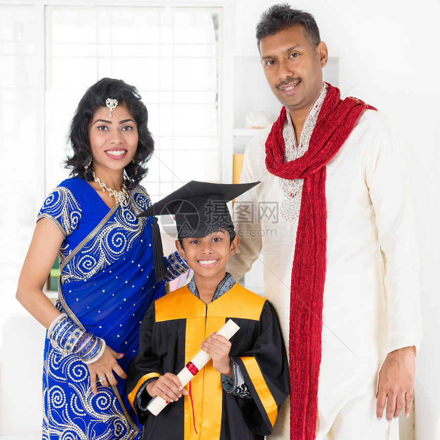父母和孩子在同龄人毕业日图片