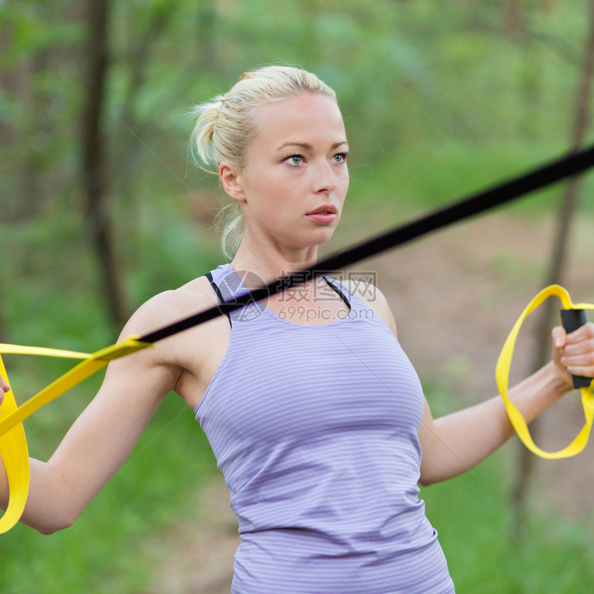 通过户外健身带培训教练女士耐力树木活动数字运动员健身房带子森林图片