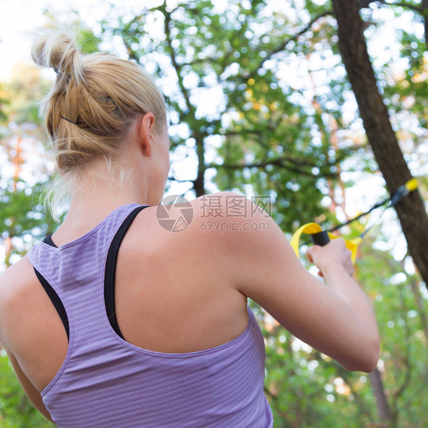 通过户外健身带培训行动身体私人公园健康悬吊树木俯卧撑运动员吊带图片