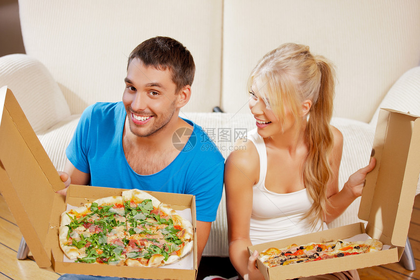 浪漫情侣在家吃比萨饼喜悦丈夫伙伴恋人夫妻男性叶子男朋友快乐家庭图片