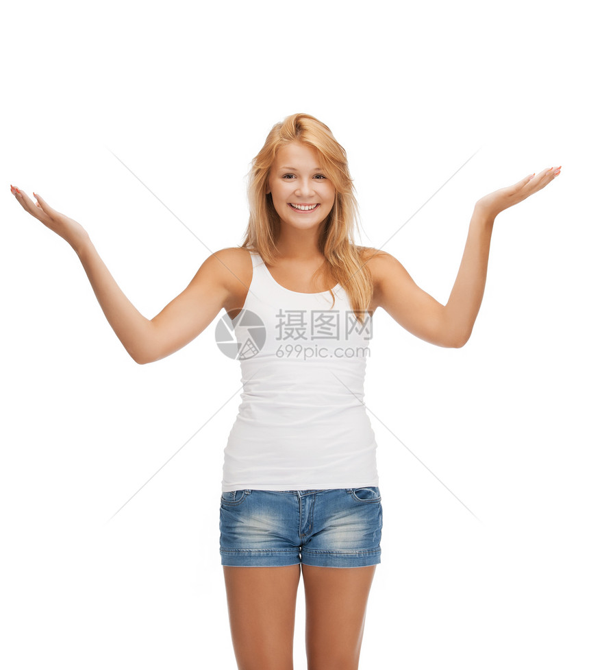 穿着白白白色T恤衫的笑着微笑的少女女性衬衫问候语快乐青年女士学生青少年图片