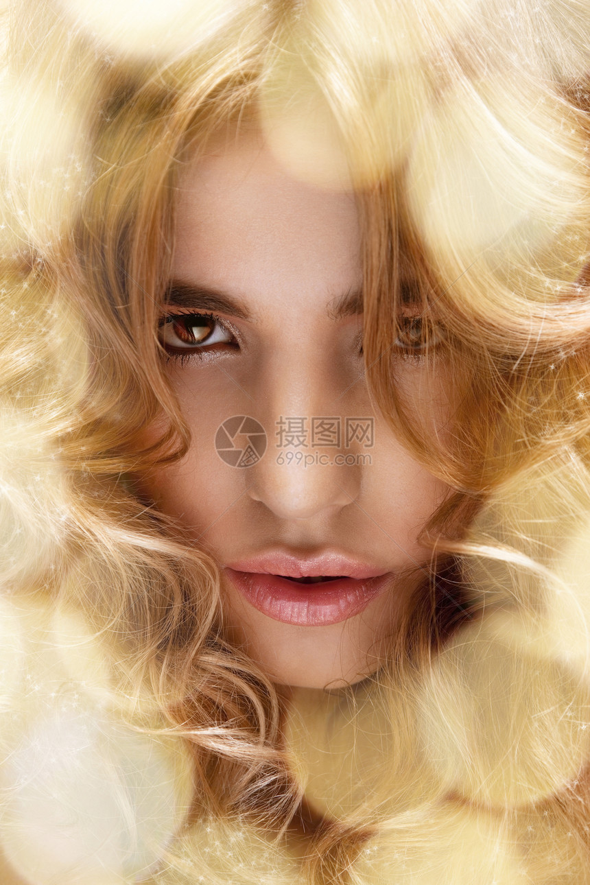 长头发的美丽美女青年辉光魔法卫生保健皮肤发型福利女孩金光图片