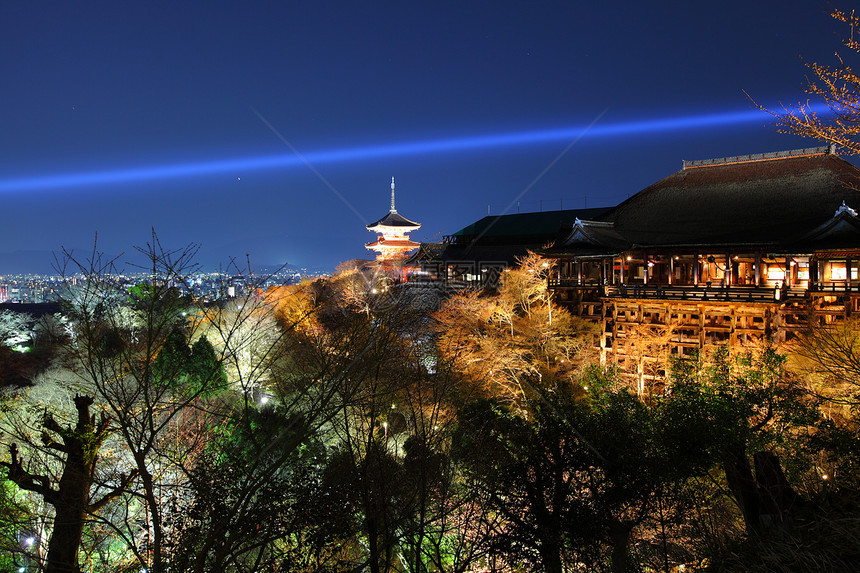 晚上的日本寺庙木头旅游照明游客旅行遗产清水历史场景建筑图片