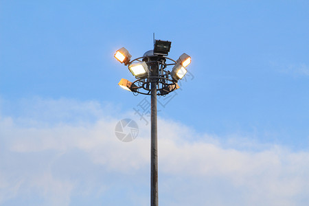 蓝天空上街道灯光天空路灯力量灯柱蓝色背景图片
