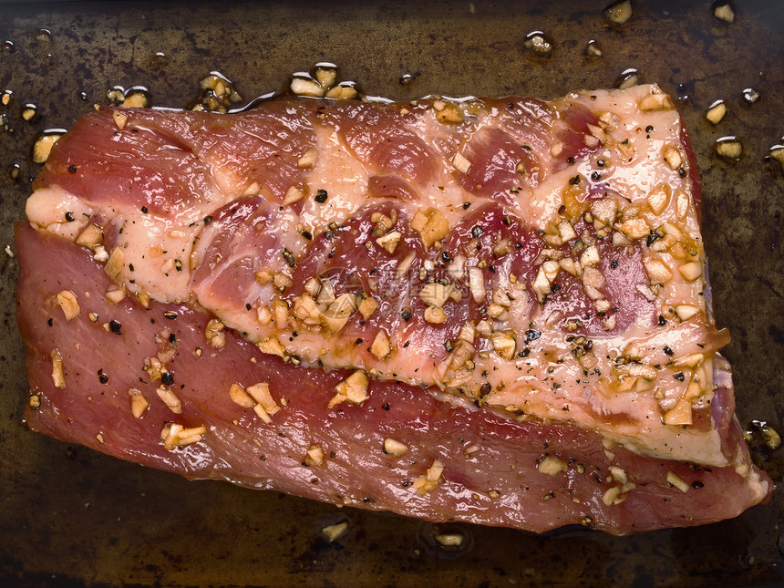 生锈的生生咸猪肉肋骨架骨头水平肋骨平板猪肉红色烧烤食物架子图片