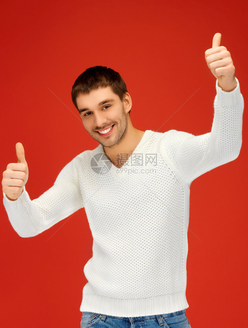 男人穿着温暖的毛衣 举起大拇指学生衣服伙计季节青年羊毛手指套衫微笑协议图片