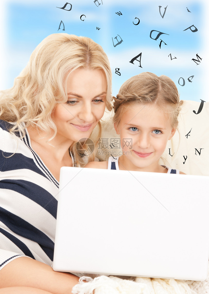 使用笔记本电脑的幸福母亲和孩子家庭妈妈教育父母购物女士微笑青春期童年快乐图片
