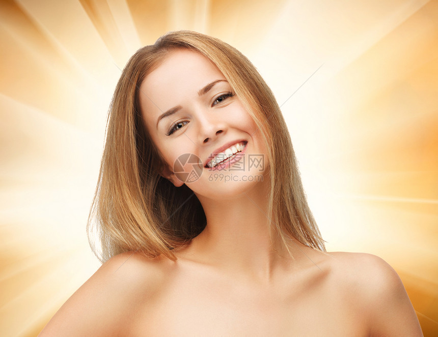 长头发的美丽美女微笑容貌女孩青年头发活力福利皮肤保健护理图片