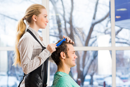 理发师和客户女性发型师造型师理发客厅女士成人顾客职业理发店手指高清图片素材