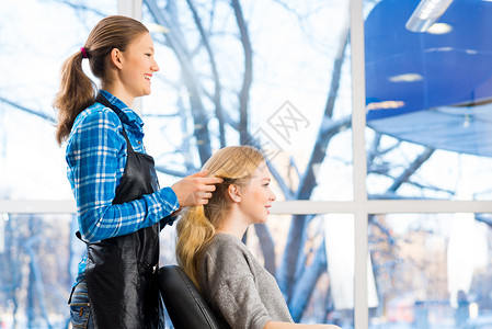 理发师和客户女性服务工作发型客厅发型师美容师头发女孩商业梳妆台高清图片素材