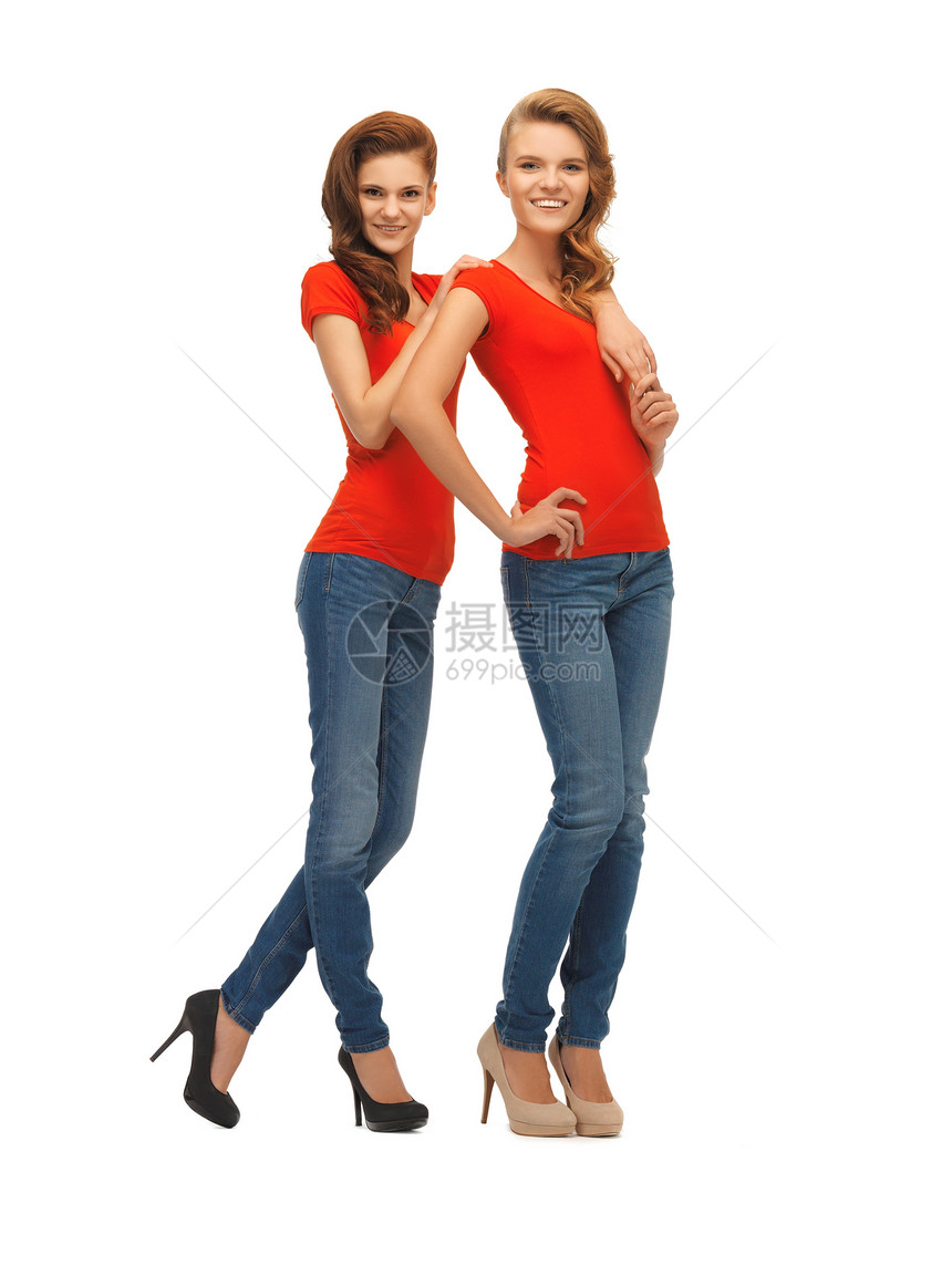 两个穿红色T恤衫的漂亮少女快乐朋友们女性衬衫长腿青年女孩微笑青少年福利图片