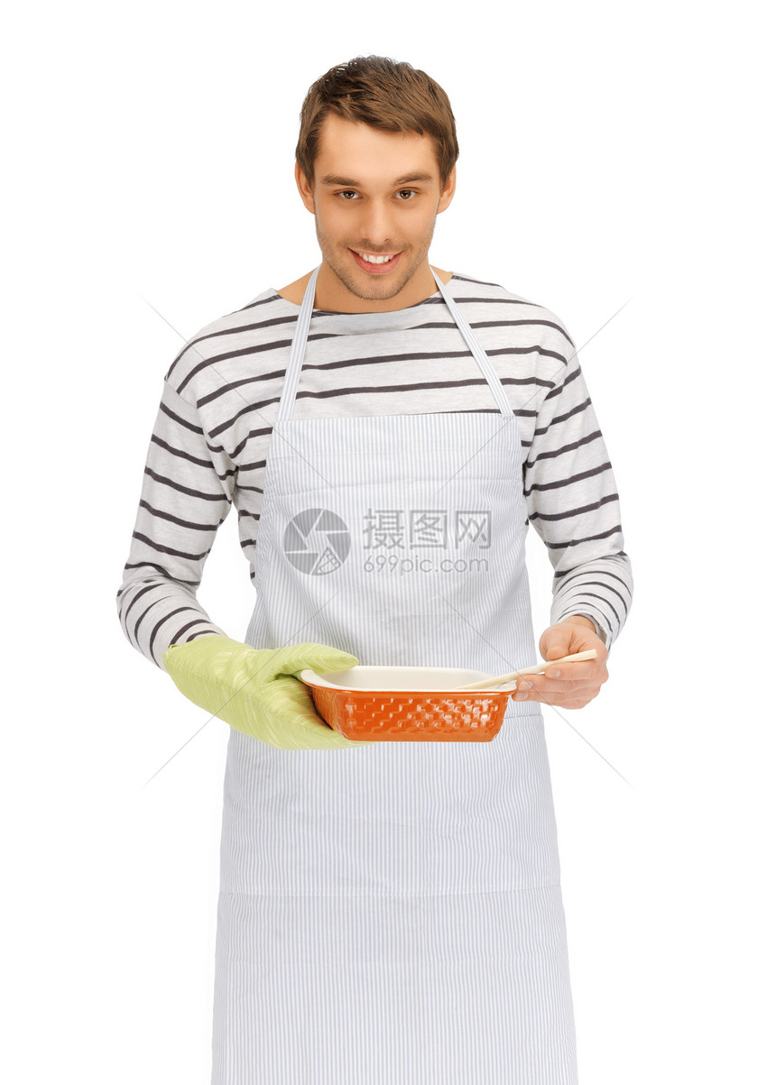 男人用白餐做饭快乐青年微笑围裙食物小伙子盘子防火衬衫家务图片