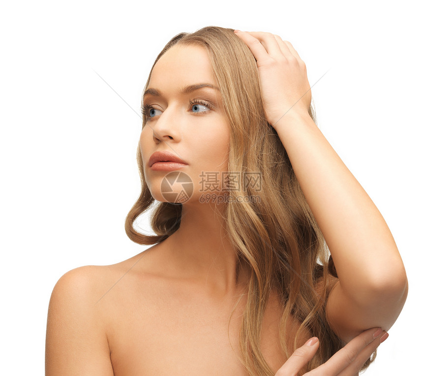 长头发的美丽美女青年福利保健卫生头发女孩女性皮肤护理容貌图片