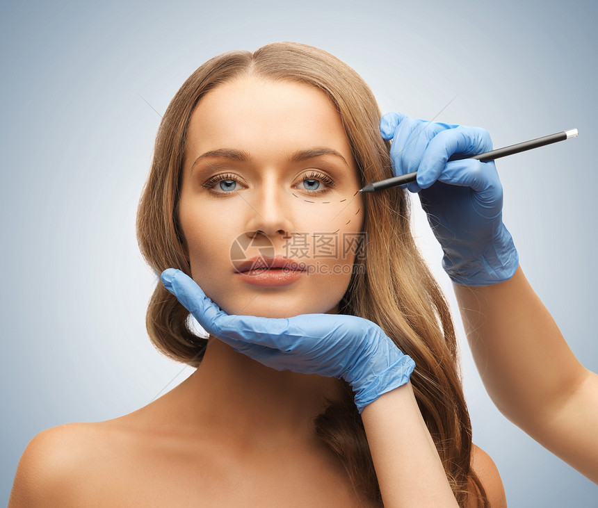 妇女的脸部和美容的手诊所塑料卫生皱纹手术医生美容师蓝色治疗成人图片