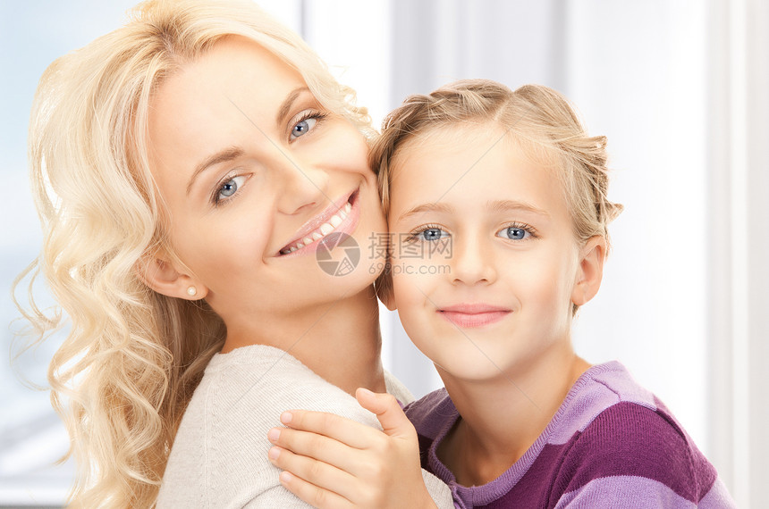 幸福母亲和子女家庭女士拥抱金发女郎微笑快乐青春期童年女性女孩图片